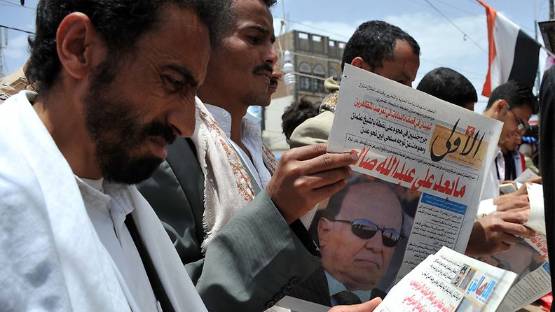 Jemeniläiset lukivat uutisia presidentti Ali Abdullah Salehin kuulumisista 7.6.2011 Sana´an kaupungissa.