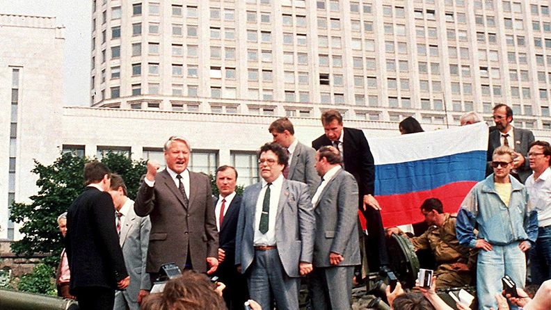 Venäjän presidentti Boris Jeltsin julistaa vastarintaa Neuvostoliiton vallankaappaukselle Moskovassa 19.8.1991.