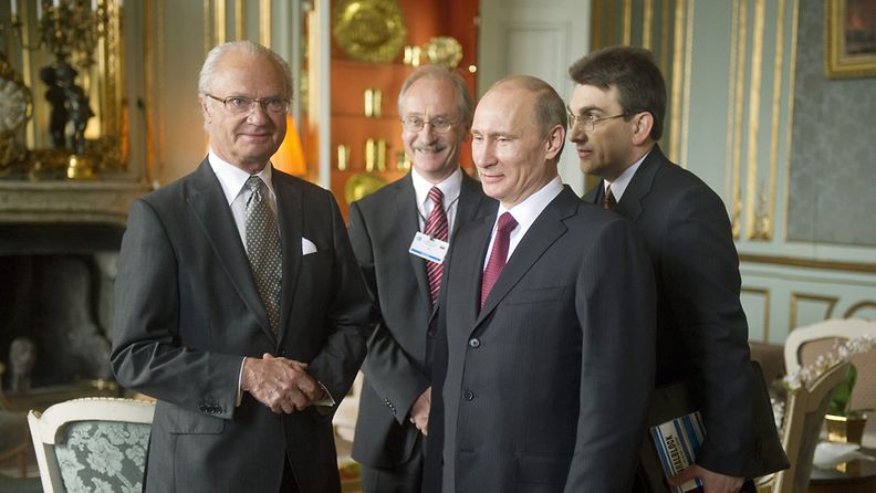 Venäjän pääministeri Vladimir Putin tapasi Tukholman-vierailullaan myös Ruotsin kuninkaan Kaarle XVI Kustaan 27.4.2011. Kuva: EPA 