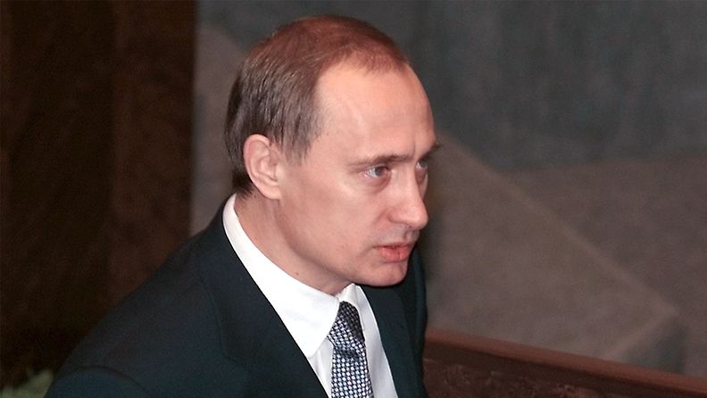 Pääministeri Vladimir Putin puhuu parlamentin ylähuoneelle 22. joulukuuta 1999.
