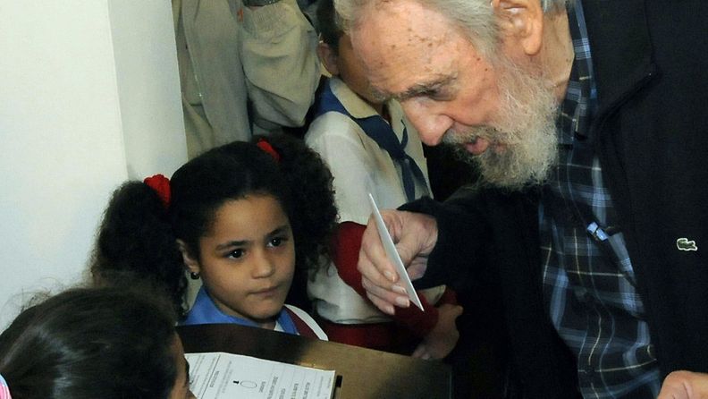 Fidel Castro tervehti lapsia äänestäessään Kuuban parlamenttivaaleissa.