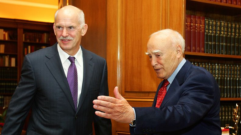 Kreikan pääministeri George Papandreou (vas.) tapaa tänään puoliltapäivin maan presidentin Karolos Papoulias.  
