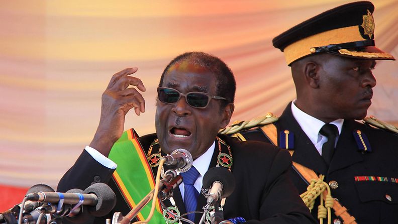Zimbabwen johtaja Robert Mugabe kovistelee ulkomaisia yrityksiä.