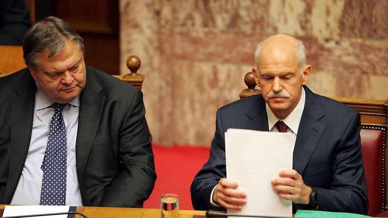 Greek Prime Minister George Papandreou (R) and Vice-President and Finance Minister Evangelos Venizelos (L), during the third day of the confidence vote debate in Athens, Greece, 04 November 2011.