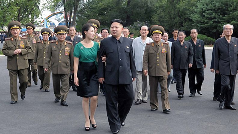 Ri Sol-ju ja Kim Jong-un kulkivat käsikoukkua huvipuistossa Pjongjangissa.