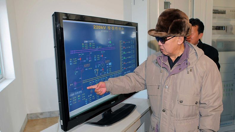 Kim Jong-Il antaa ohjeita Hwanghaen rauta- ja terästehtaassa. Kuva julkaistu helmikuussa 2010.