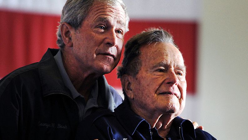 George H. W. Bush (oik.) poikansa George W. Bushin kanssa 10.6.2012.