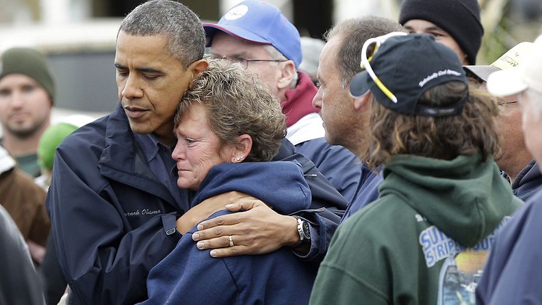 Barack Obama lohduttaa tulvauhri  Donna Vanzantia Brigantinessa New Jerseyssä.