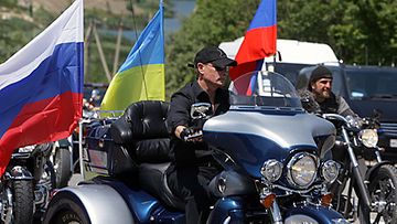 Venäjän pääministeri Vladimir Putin kasvatti machomiehen mainettaan Ukrainassa 24.7.2010, kun hän hyppäsi Harley Davidsonin selkään. (Kuva: EPA)