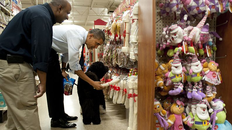 Yhdysvaltain presidentti Barack Obama etsimässä joululahjaluuta Bo-koiralleen 21. päivä joulukuuta. 