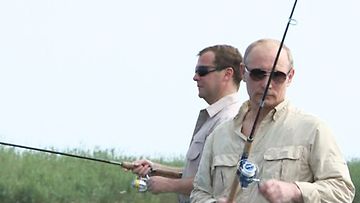 Venäjän presidentti Dmitri Medvedev ja pääministeri Vladimir Putin kävivät kalassa Astrahanissa, Etelä-Venäjällä.  