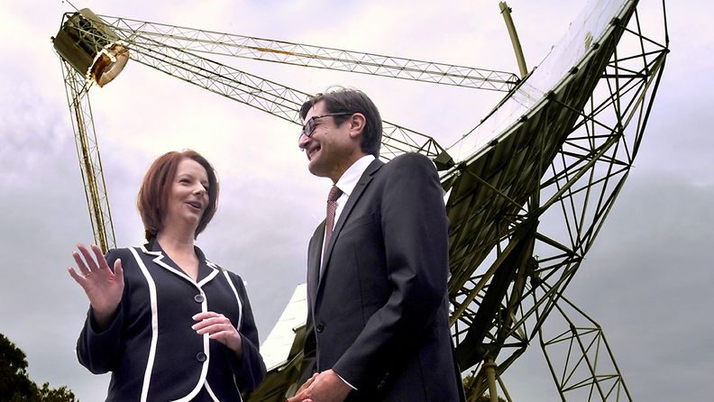 Australian pääministeri Julia Gillard (vas.) ja ilmastonmutosministeri Greg Combet tutustuivat aurinkoenergiatekniikkaan Australian kansallisessa yliopistossa Canberrassa helmikuussa 2001.