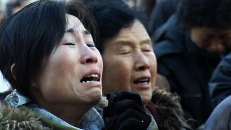 Pohjoiskorealaiset osoittavat avoimesti suruaan Rakkaan Johtajansa kuoleman johdosta. 