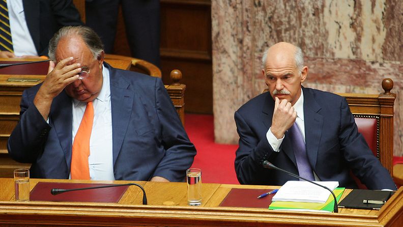 Kreikan varapääministeri Theodoros Pangalos (vas.) ja pääministeri George Papandreou. (EPA)