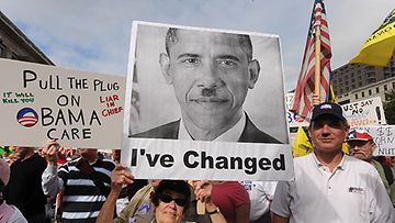 Obaman terveydenhuolto uudistusta vastustavien mielenosoitus. [Kuva: EPA]