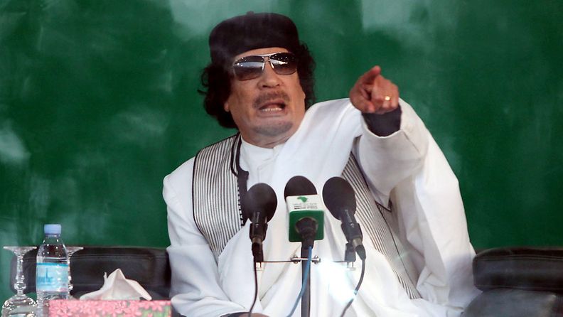 Libyan johtaja Muammar Gaddafi puhuu kannattajilleen Bengazin kaupungissa. Kuva on päivätty 25.4.2010.