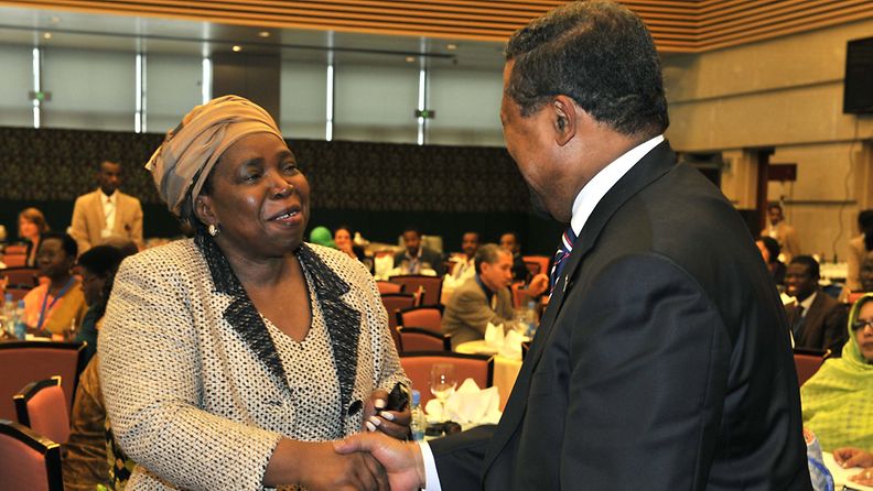 Nkosazana Dlaimini-Zuma (vas.) tervehti Jean Pingiä Afrikan unionin huippukokouksessa 14. heinäkuuta 2012.