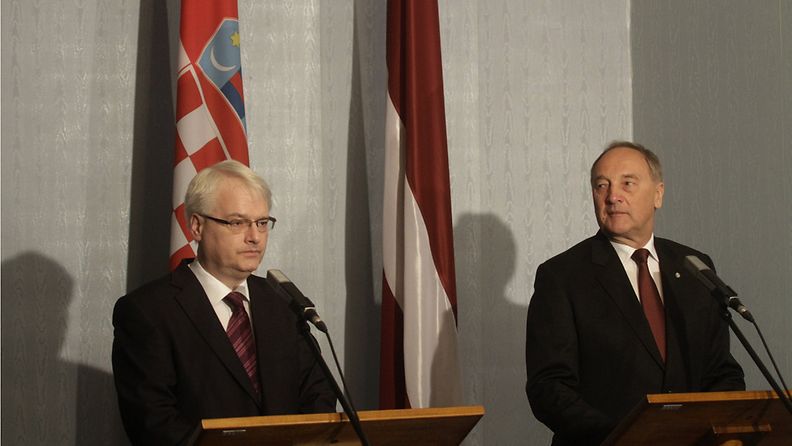 Andris Berzins (oik.) ja Kroatian presidentti Ivo Josipovic
