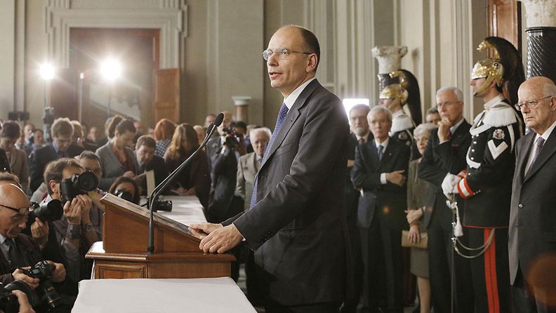 Italian hallituksen muodostajaksi pyydetty Enrico Letta puhuu lehdistölle Roomassa 24.4.2013