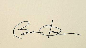 Yhdysvaltain tuoreen presidentin ensimmäinen allekirjoitus. [Kuva: EPA]