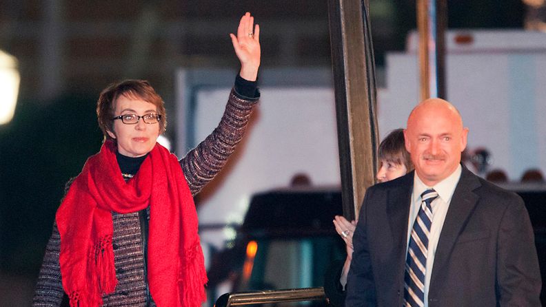 Kongressiedustaja Gabrielle Giffords ja hänen miehensä Mark Kelly osallistuivat Tucsonin verilöylyn muistojuhlaan.