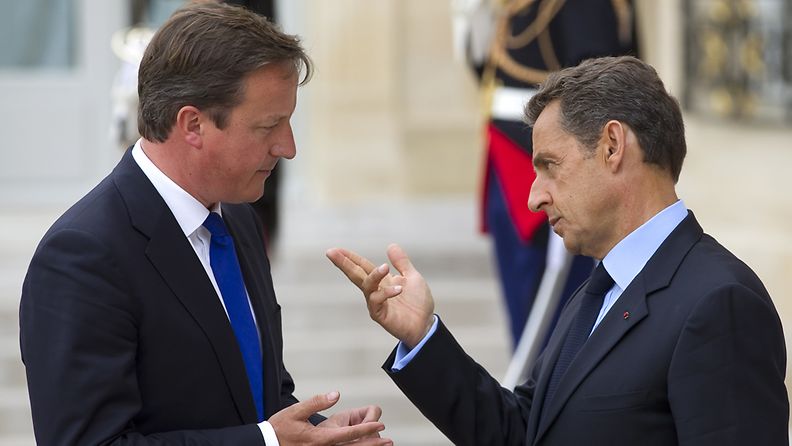 Ranskan presidentin Nicolas Sarkozyn kerrotaan tiuskineen Britannian pääministerille David Cameronille Brysselin huippukokouksessa. Kuva syykuulta.