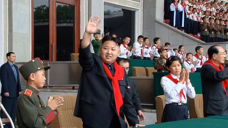 Hymyilevä Kim Jong-Un tervehti yleisöään nuorisojärjestön juhlallisuuksissa.