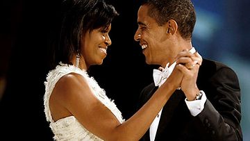 Obaman virkaanastujaiset - tuoreen presidentti parin ensimmäinen tanssi. [Kuva: EPA]