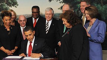 Obama allekirjoittamassa HIV/AIDS -hoidon laajentamista koskevaa asetusta. [Kuva: EPA]