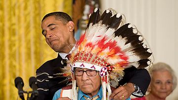 Obama palkitsi Joseph Medicine Crowin korkeimmalla siviilille tarkoitetulla kunniamerkillä: The Presidential Medal of Freedom.  [Kuva: EPA]