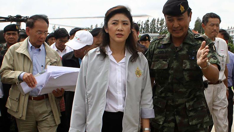 Thaimaan pääministeri Yingluck Shinawatra vieraili tulva-alueella Ayutthayan provinssissa 10.10.2011.