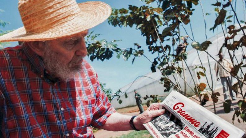 Fidel Castro kädessään kuubalainen sanomalehti Granma. Kuvatoimisto EPA:n mukaan lehti on päivätty 19.10.2012.