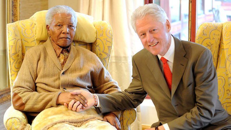Yhdysvaltain entinen presidentti Bill Clinton kävi onnittelemassa Nelson Mandelaa eilen. 