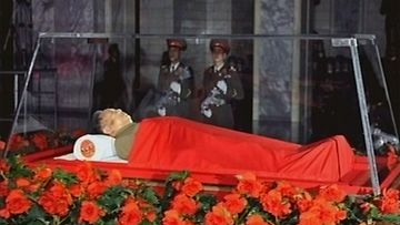 Kim Jong-Il Kumsusanin mausoleumissa Pjongjangissa.