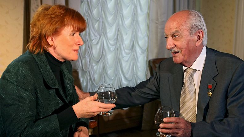 Britannian pääministerinä aikoinaan toimineen Winston Churchillin lapsenlapsi Celia Sandys tapasi legendaarisen neuvostovakooja Gevork Vartanjanin Moskovassa lokakuussa 2007.