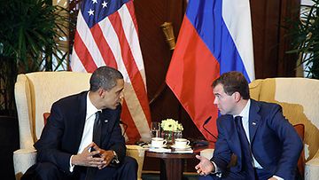 Yhdysvaltain presidentti Obama keskustelemassa Venäjän presidentti Medvedevin kanssa APEC -kokouksen yhteydessä. [Kuva: EPA]
