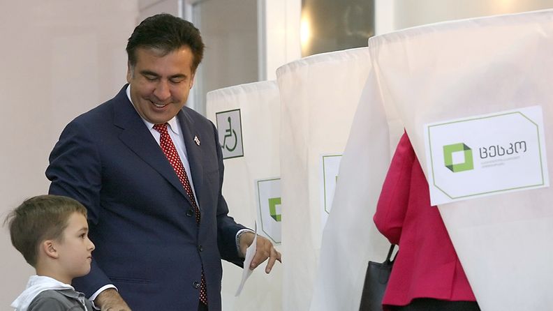 Georgian presidentti Mihail Saakashvili kävi äänestämässä parlamenttivaaleissa poikansa kanssa.