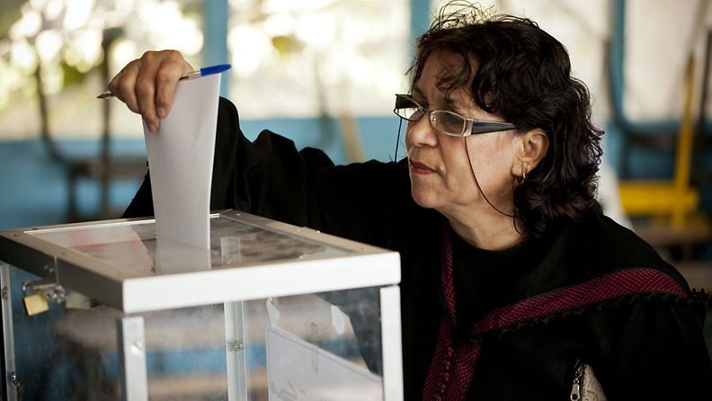 Marokkolaisnainen äänestää Rabatissa marraskuun 2011 parlamenttivaaleissa. Kuva: EPA