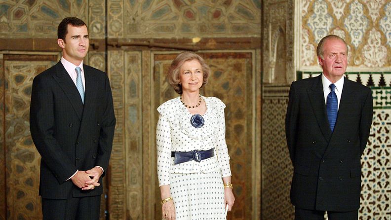 Espanjan kuningas Juan Carlos (oik.), kuningatar Sofia ja kruununprinssi Felipe Real Alcazarissa Sevillassa lauantaina 22. kesäkuuta 2002.