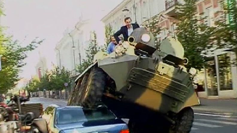 Vilnan pormestari Arturas Zuokas ajaa tankilla auton päältä 2011.