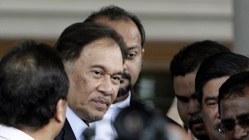 Malesian oppositiojohtaja Anwar Ibrahim (keskellä).