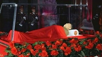 Kim Jong-Ilin ruumis on esillä lasiarkussa Kumsusanin mausoleumissa Pjongjangissa.