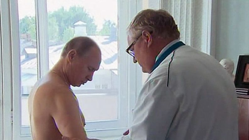 - Olkapääni on kipeä, voitteko auttaa? sanoi Putin lääkärille.