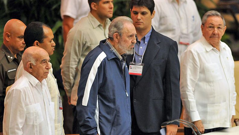 Fidel castro teki yllätysesiintymisen Kuuban kommunistisen puolueen kokoukseen.