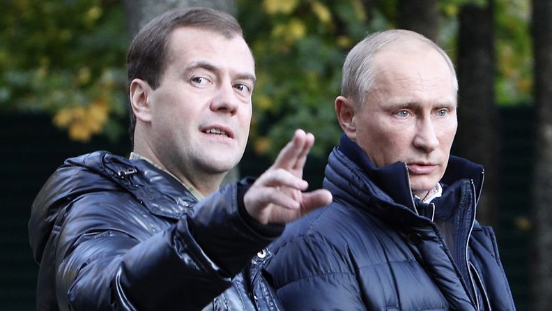  Venäjä aikoo pitää sotilasmenot korkeina. Kuvassa presidentti Dimitri Medvedjev sekä pääministeri Vladimir Putin. 