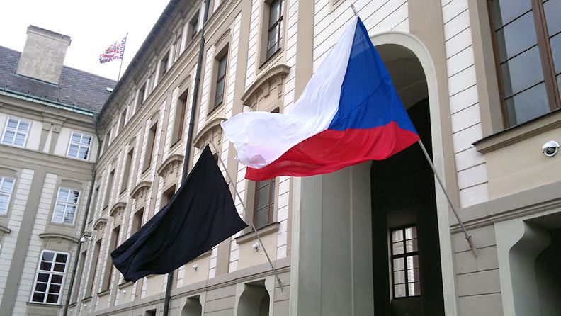 Mustat liput nostettiin Prahan hallintorakennusten salkoihin Vaclav Havelin kuolinuutisen jälkeen 18.12.2011. Kuva: Jarkko Sipilä/MTV3