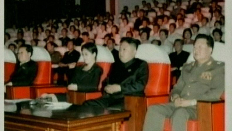 Pohjois-Korean television näyttämä kuva Kim Jong-Unista konsertissa vierellään tuntematon nainen. 