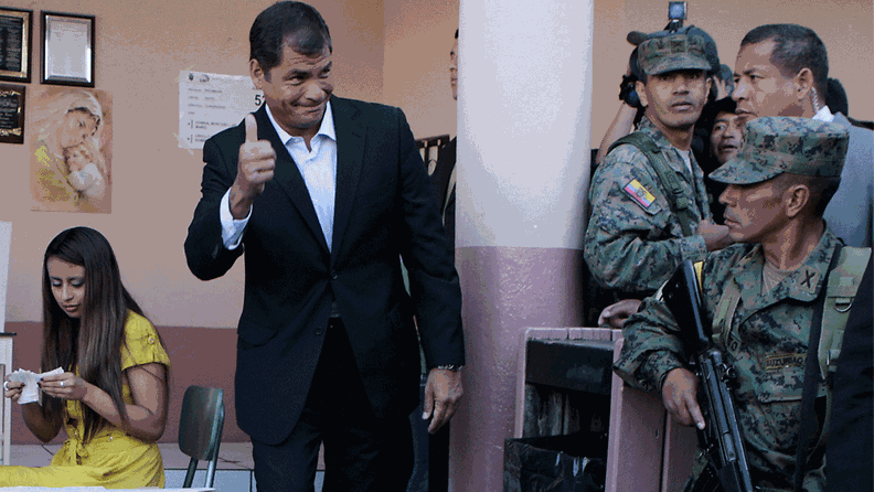 Rafael Correa kävi äänestämäsä Ecuadorin vaaleissa.