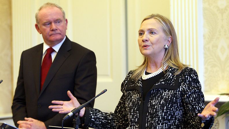 Levottomuudet varjostivat Yhdysvaltain ulkoministerin Hillary Clintonin Pohjois-Irlannin vierailua. Vieressä pohjoisirlantilainen poliitikko Martin McGuinness.