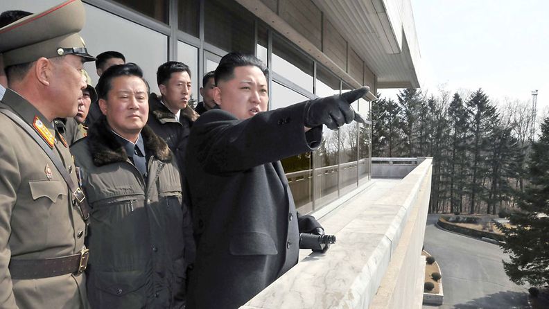 Kim Jong Un (oik.) nousi Pohjois-Korean johtajaksi isänsä kuoleman jälkeen.